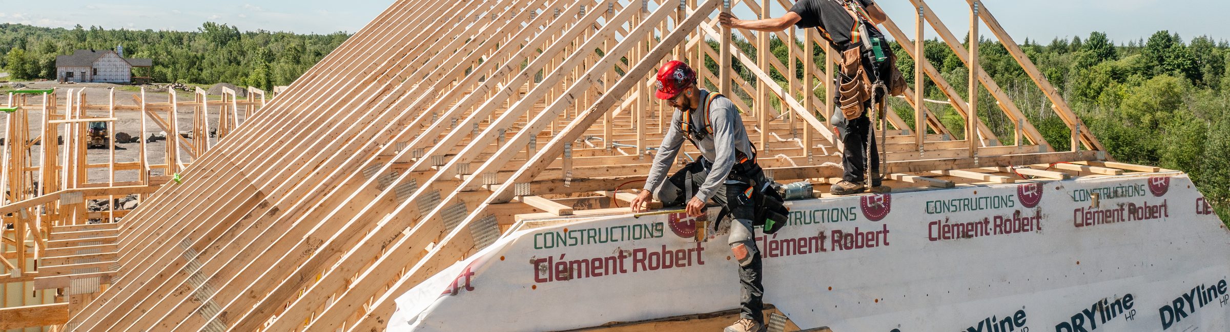Charpentiers de l'équipe Clément Robert au travail sur la toiture, chantier du 944, rue Fréchette